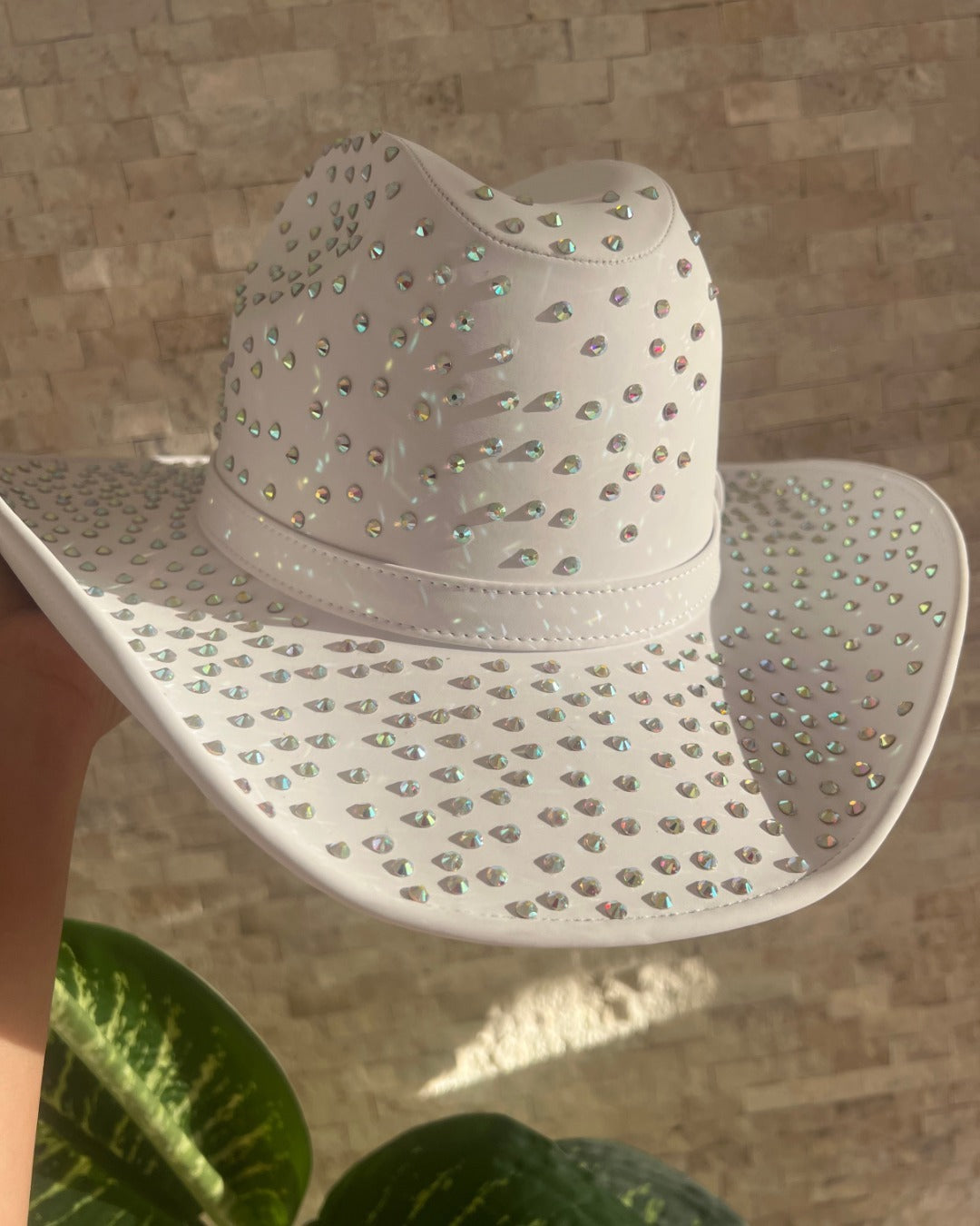 Sombrero blanco con pedrería